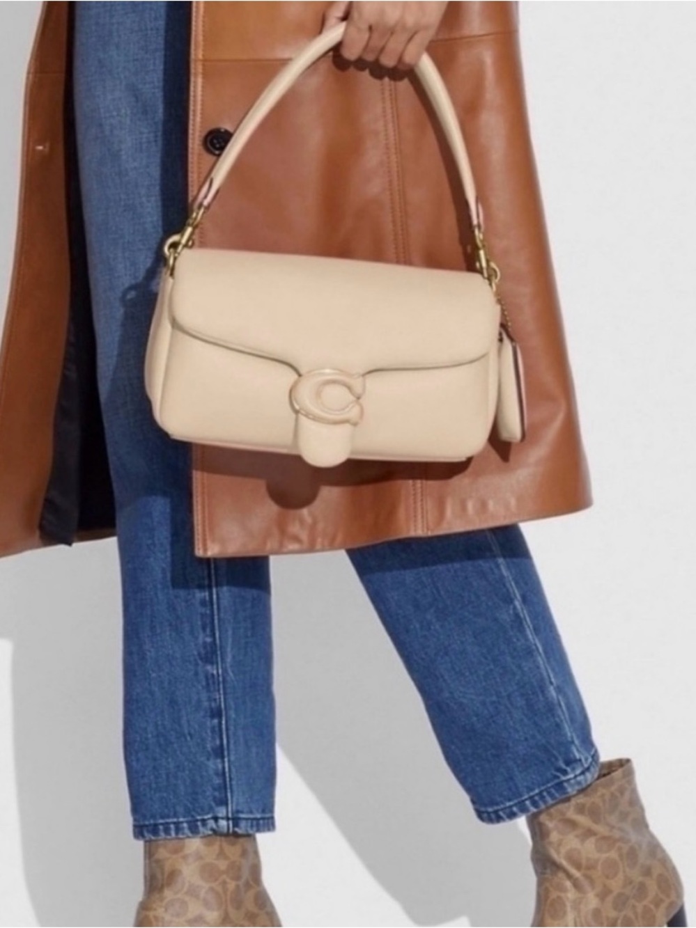 COACH Pillow Tabby 26 Cream
Shoulder Bag